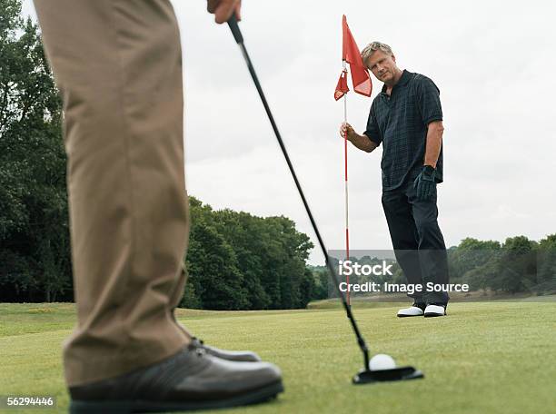 Homens Jogar Golfe - Fotografias de stock e mais imagens de Amizade - Amizade, Buraco, Duas Pessoas