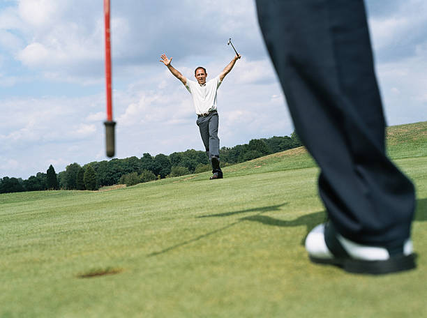 erfolgreiche-golfspieler - golf golf course putting green hole stock-fotos und bilder