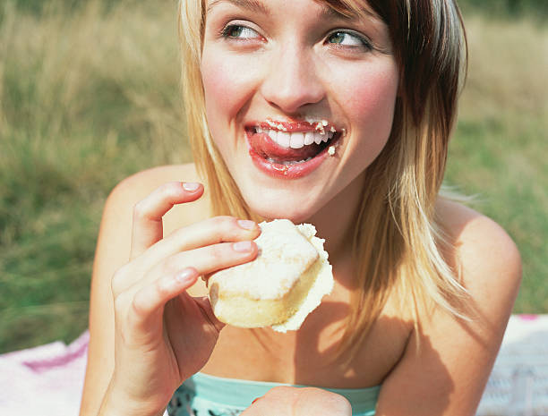 mujer comiendo una tarta - tasting women eating expressing positivity fotografías e imágenes de stock