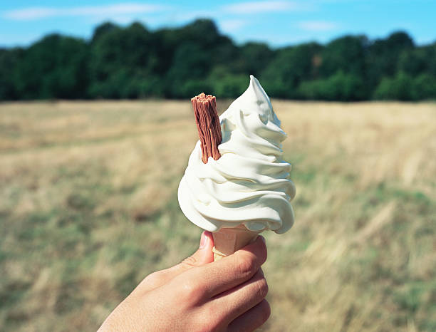 mano che tiene un gelato - unknown gender foto e immagini stock