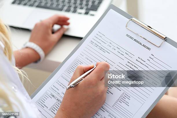 Photo libre de droit de Femme Médecin Tient Le Tampon De Pressepapiers banque d'images et plus d'images libres de droit de Patient - Patient, Patience, Formulaire - Document