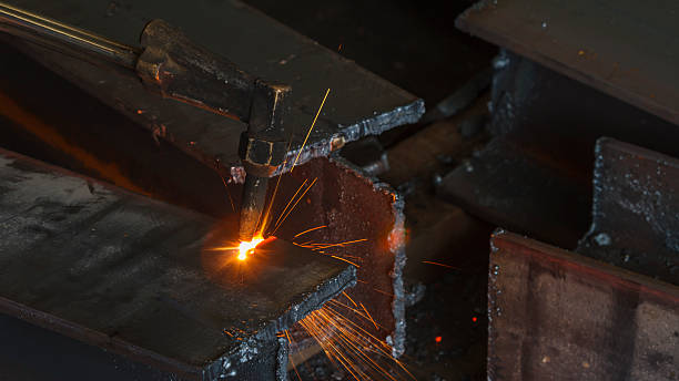 крупным планом металлический резак, стальная резка с ацетилен факелом. - foundry propane work tool welder стоковые фото и изображения