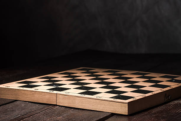 tablero de ajedrez de madera - chess field fotografías e imágenes de stock