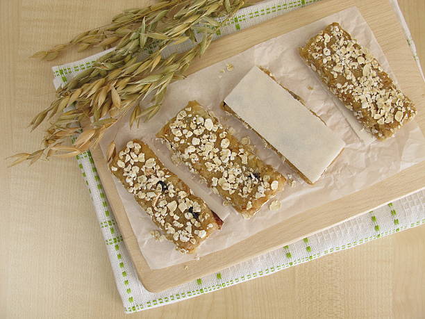 barras caseras de avena con nueces y pasas - ballaststoffe fotografías e imágenes de stock