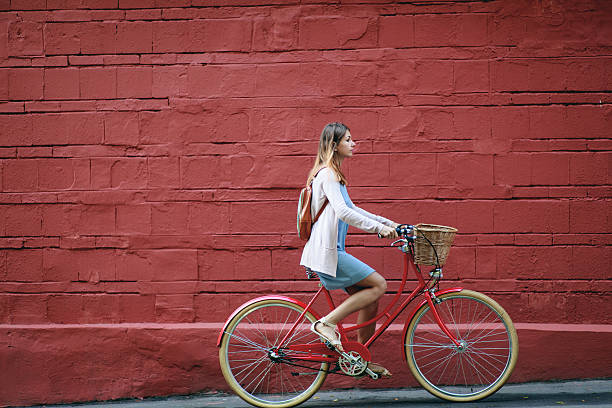 通りでサイクリング若い女性 - container red city life urban scene ストックフォトと画像