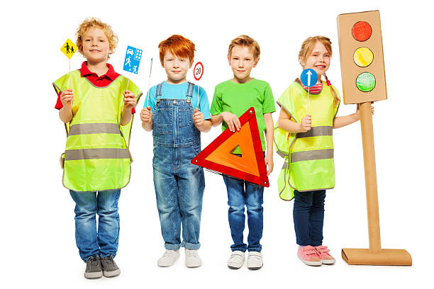 groupe de quatre enfants étudiant les règles de sécurité routière - road reflector photos et images de collection