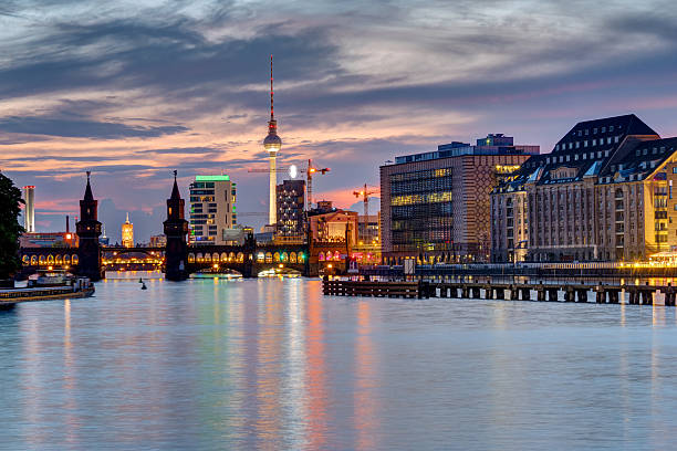 ベルリンのシュプレー川での夕べ - flus ストックフォトと画像