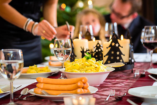 salsichas alemãs de natal e salada de batata - german culture people women germany - fotografias e filmes do acervo