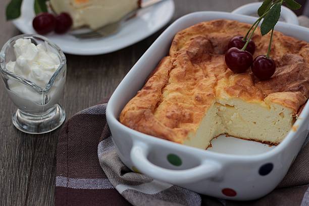 käsekuchen, hüttenkäsepudding mit frischen kirschen auf holzhintergrund - cheesecake syrup cottage cheese cream stock-fotos und bilder