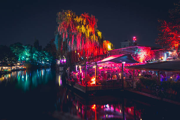 people at outdoor club in berlin at night - kreuzberg imagens e fotografias de stock