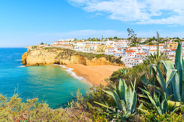 veduta del villaggio di pescatori di carvoeiro - carvoeiro foto e immagini stock