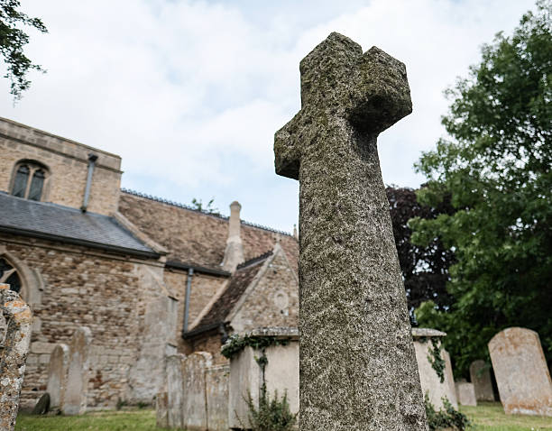 pierre tombale de crucifix en granit vue dans un cimetière - vlad vi photos et images de collection