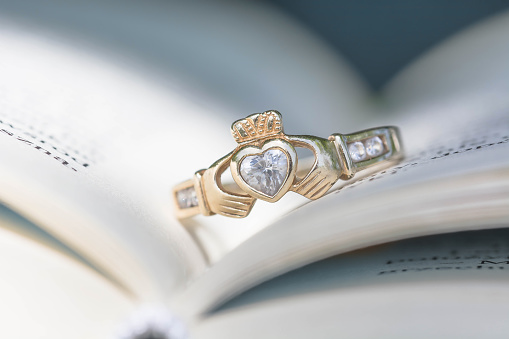 Vntage traditional Claddagh Ring