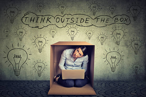 piensa fuera de la caja. mujer sentada dentro de la caja - creativity surprise thinking inspiration fotografías e imágenes de stock