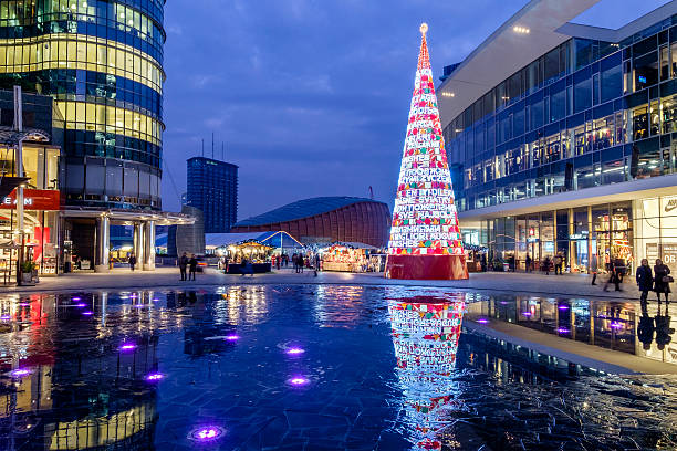 noël à milan, piazza gae aulenti - italie - milan italy contemporary architecture shopping photos et images de collection