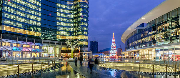 weihnachten in mailand, piazza gae aulenti - italien - shopping milan italy retail shopping mall stock-fotos und bilder
