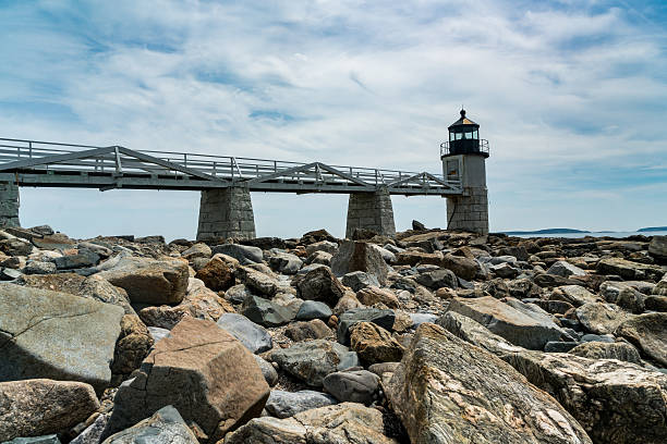 farol do oceano desordo de costa rochosa - lighthouse maine marshall point lighthouse beach - fotografias e filmes do acervo