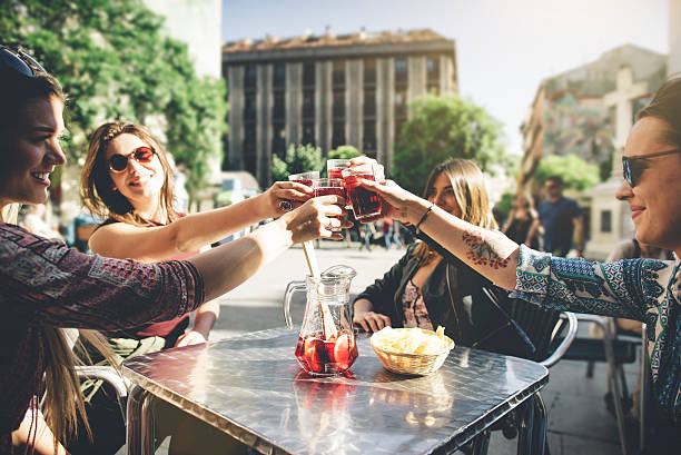 mujer turista bebiendo cócteles en madrid - madrid fotografías e imágenes de stock