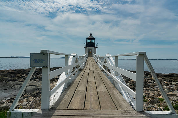 calçadão para farol do oceano - lighthouse maine marshall point lighthouse beach - fotografias e filmes do acervo