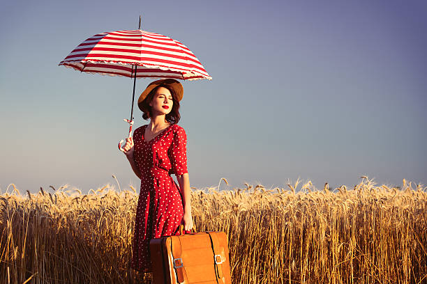 jeune femme avec parapluie et valise - 1940s style photos et images de collection