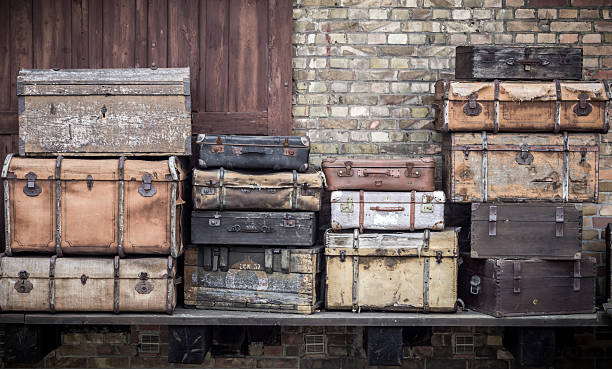 maletas de cuero vintage apiladas verticalmente - spreewald, alemania. - travel bag old fashioned dirty fotografías e imágenes de stock