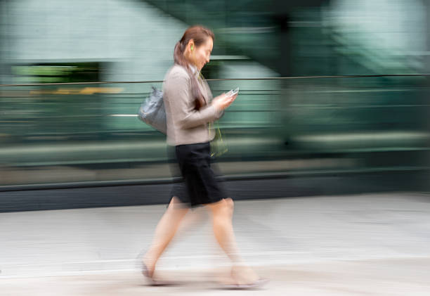 아시아 비즈니스 여성 야외 - shiodome urban scene blurred motion tokyo prefecture 뉴스 사진 이미지
