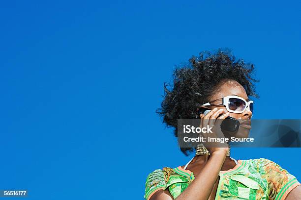 Foto de Jovem Mulher Usando Um Telefone Celular e mais fotos de stock de Acessório ocular - Acessório ocular, Adulto, Azul