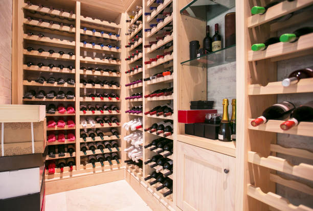 botellas de vino organizadas en bastidores en bodega - wine cellar fotografías e imágenes de stock