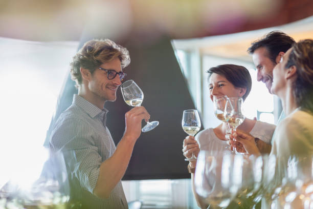 dégustation de vin entre amis dans la salle de dégustation de la cave - oenologie photos et images de collection