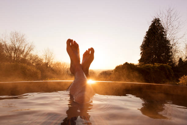 pies de hombre levantados de la piscina - evasión fotografías e imágenes de stock