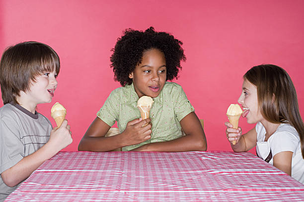 enfants mangeant des glaces - checked tablecloth black white photos et images de collection