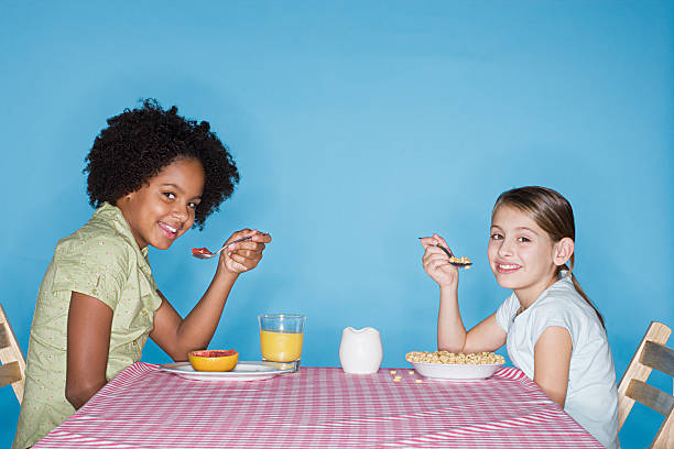 filles manger le petit déjeuner - checked tablecloth black white photos et images de collection