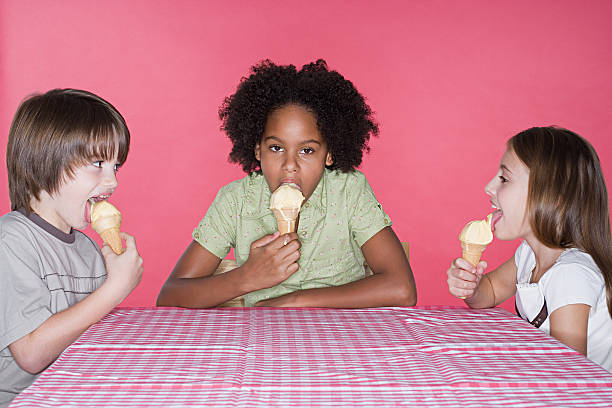 enfants mangeant des glaces - checked tablecloth black white photos et images de collection