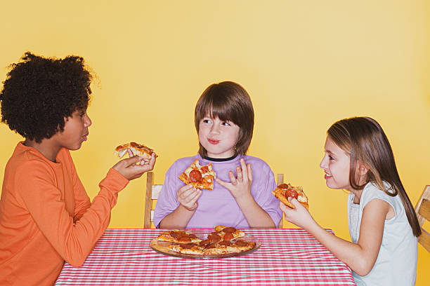 enfants manger des pizzas - checked tablecloth black white photos et images de collection