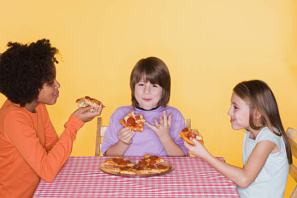 enfants manger des pizzas et de rire - checked tablecloth black white photos et images de collection