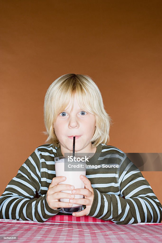 Garçon boire un milkshake - Photo de Aliments et boissons libre de droits