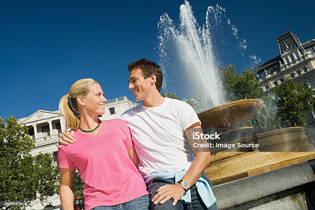 Paar am Brunnen in Trafalgar Square - Lizenzfrei Abenteuer Stock-Foto