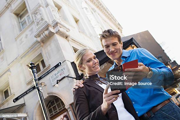 Pareja En El West End De Londres Foto de stock y más banco de imágenes de Londres - Inglaterra - Londres - Inglaterra, Teatro, Interior de Londres - Parte oeste