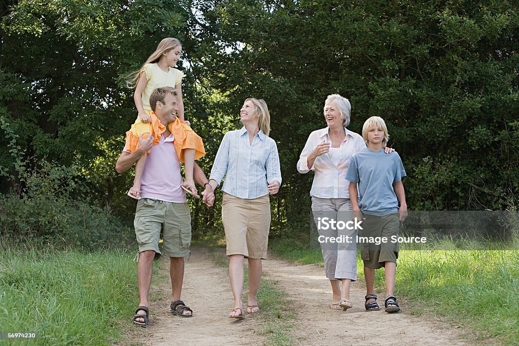 Famille marcher sur une piste de terre - Photo de Adulte libre de droits