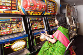 frau-in-einem-amusement-arcade.jpg?b=1&s=170x170&k=20&c=D4-_w9pMbuhZo9STUggy3Qu1fGV1AUN_2VpFJdYEhkc=