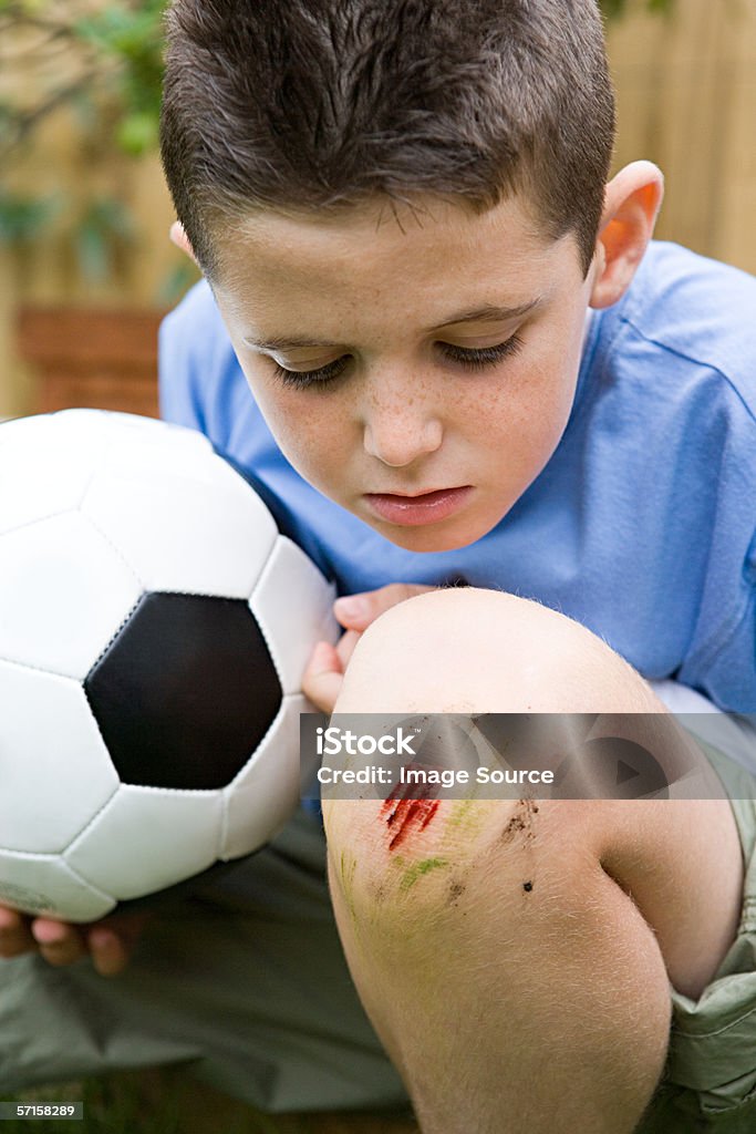Boy with grazed knee - Royalty-free Criança Foto de stock