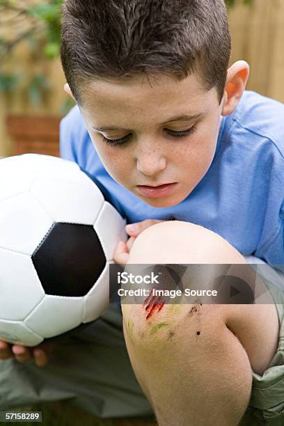 Boy With Grazed Knee - Fotografias de stock e mais imagens de Criança - Criança, Ferido, Magoado