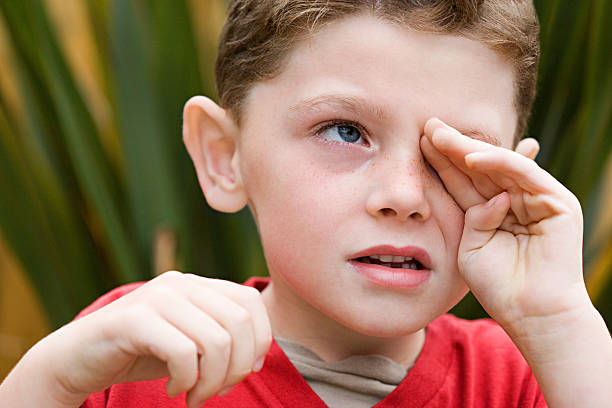 boy rubbing his eye - chỉ một cậu bé hình ảnh sẵn có, bức ảnh & hình ảnh trả phí bản quyền một lần