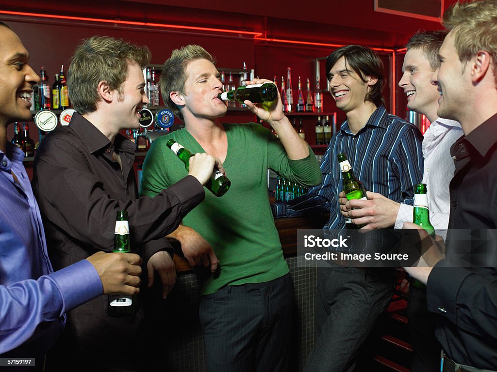 Männer Trinken in der bar - Lizenzfrei Trinken Stock-Foto