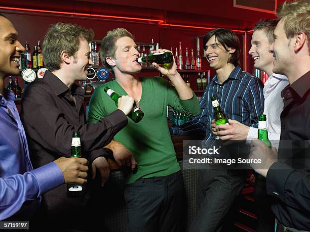 Männer Trinken In Der Bar Stockfoto und mehr Bilder von Trinken - Trinken, Bier, Junggesellenabend