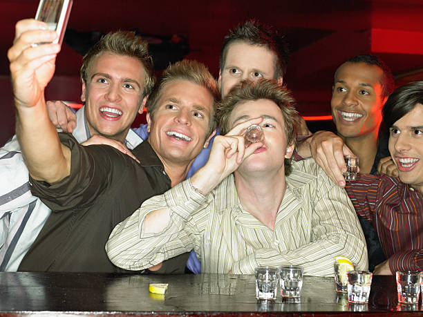 Men drinking shots at a bar  drunk photos stock pictures, royalty-free photos & images