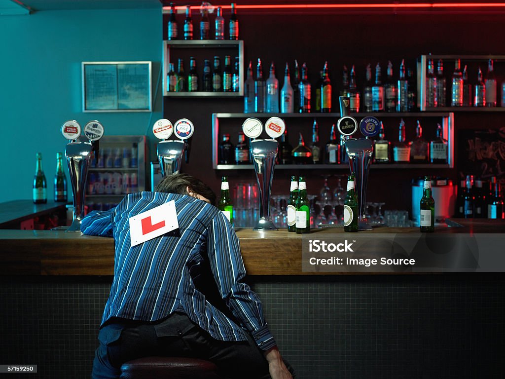 Man asleep at bar - Foto de stock de Despedida de Solteiro royalty-free