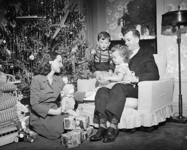 familie eröffnung geschenke weihnachten, kinder (2-3) (4-5), (b & w - weihnachtsbaum fotos stock-fotos und bilder