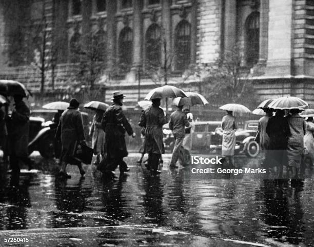 Passaggio Pedonale Urbano Pioggia New York Stati Uniti B W - Fotografie stock e altre immagini di New York - Città