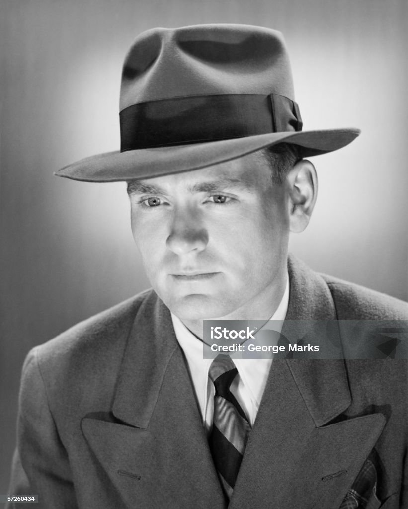 Homme au Chapeau en feutre mou en studio, (B & W), gros plan, portrait - Photo de 1930-1939 libre de droits